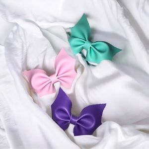 A 3 pc set of hair bows